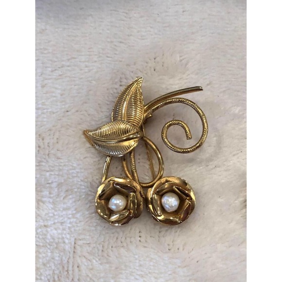 Vintage Goldtone and Pearl Floral Pin and Clip Earrings - Picture 2 of 4